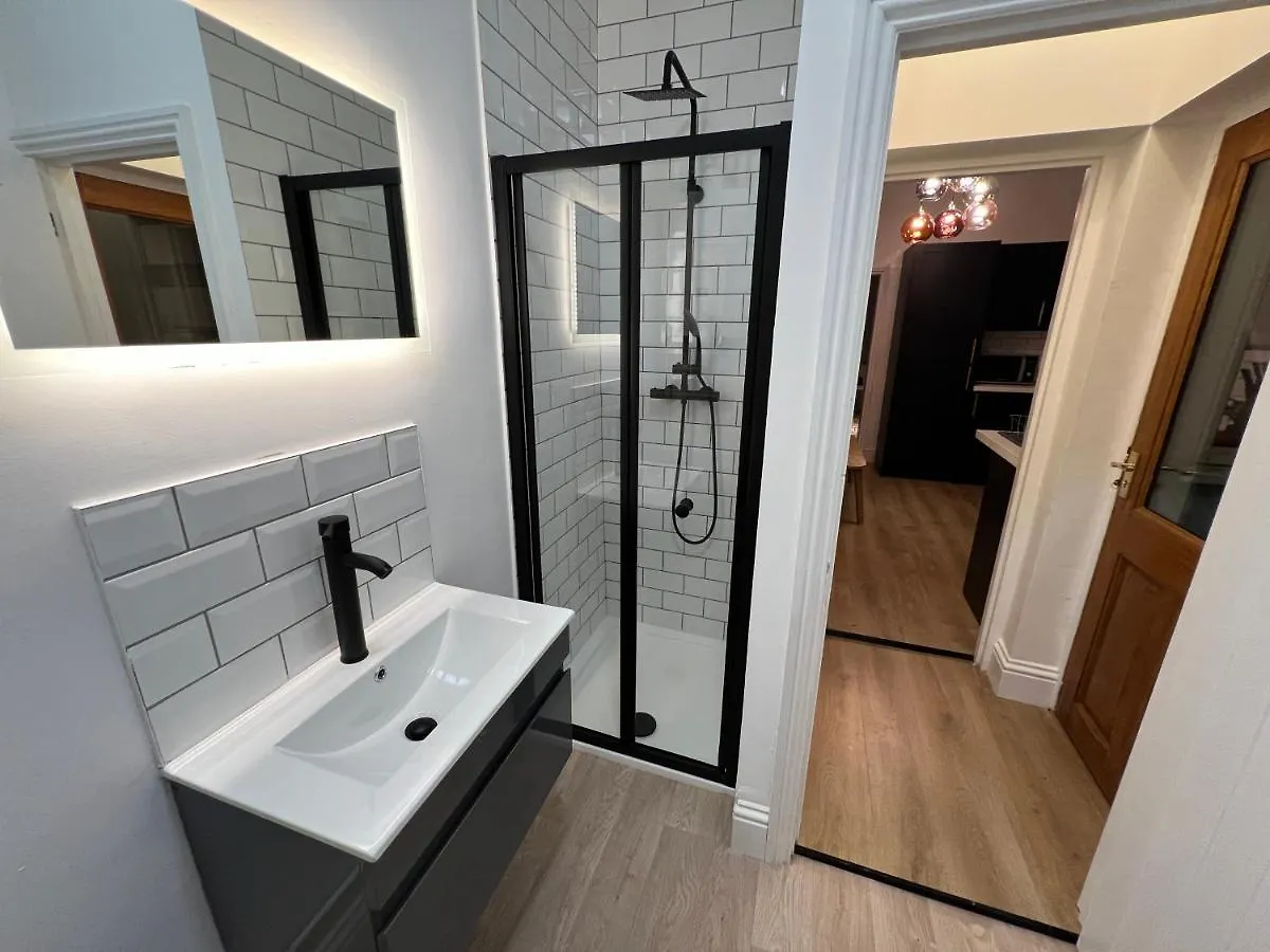 Altrincham Terrace - 2 Bedroom House - Free Parking - Sleeps 6 - Near Tram Stop Manchester Großbritannien