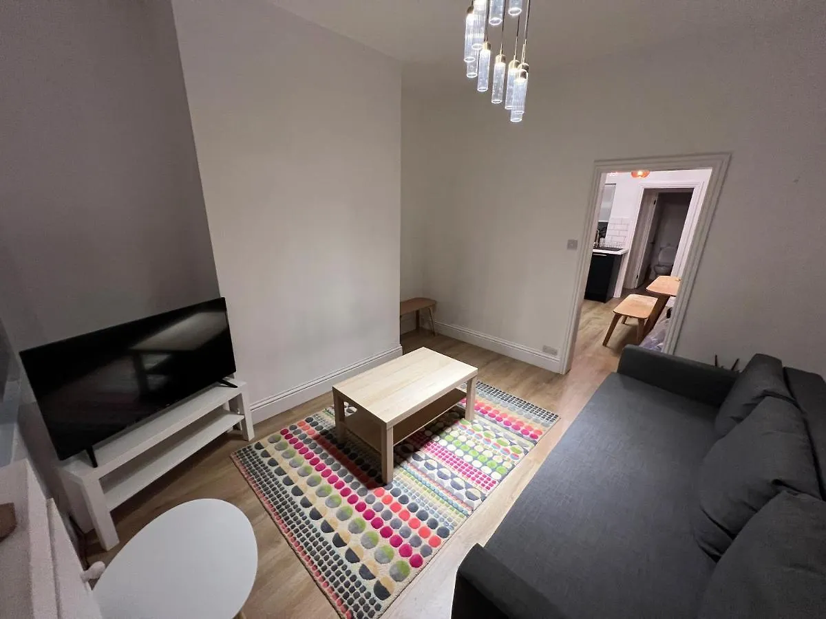 Ferienhaus Altrincham Terrace - 2 Bedroom House - Free Parking - Sleeps 6 - Near Tram Stop Manchester