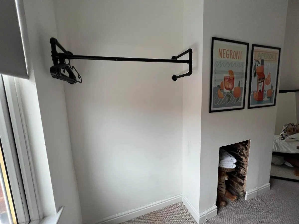 Altrincham Terrace - 2 Bedroom House - Free Parking - Sleeps 6 - Near Tram Stop Manchester