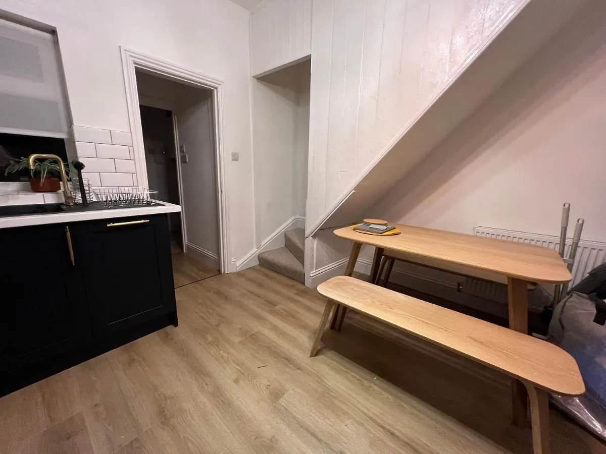 Altrincham Terrace - 2 Bedroom House - Free Parking - Sleeps 6 - Near Tram Stop Manchester Holiday home