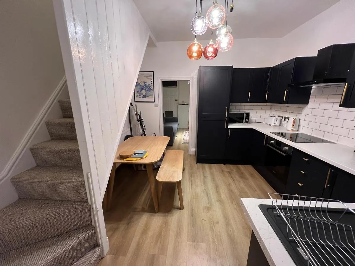 Altrincham Terrace - 2 Bedroom House - Free Parking - Sleeps 6 - Near Tram Stop Manchester 0*,  United Kingdom