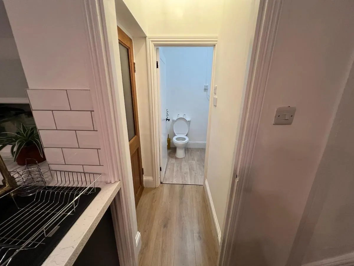 Holiday home Altrincham Terrace - 2 Bedroom House - Free Parking - Sleeps 6 - Near Tram Stop Manchester United Kingdom