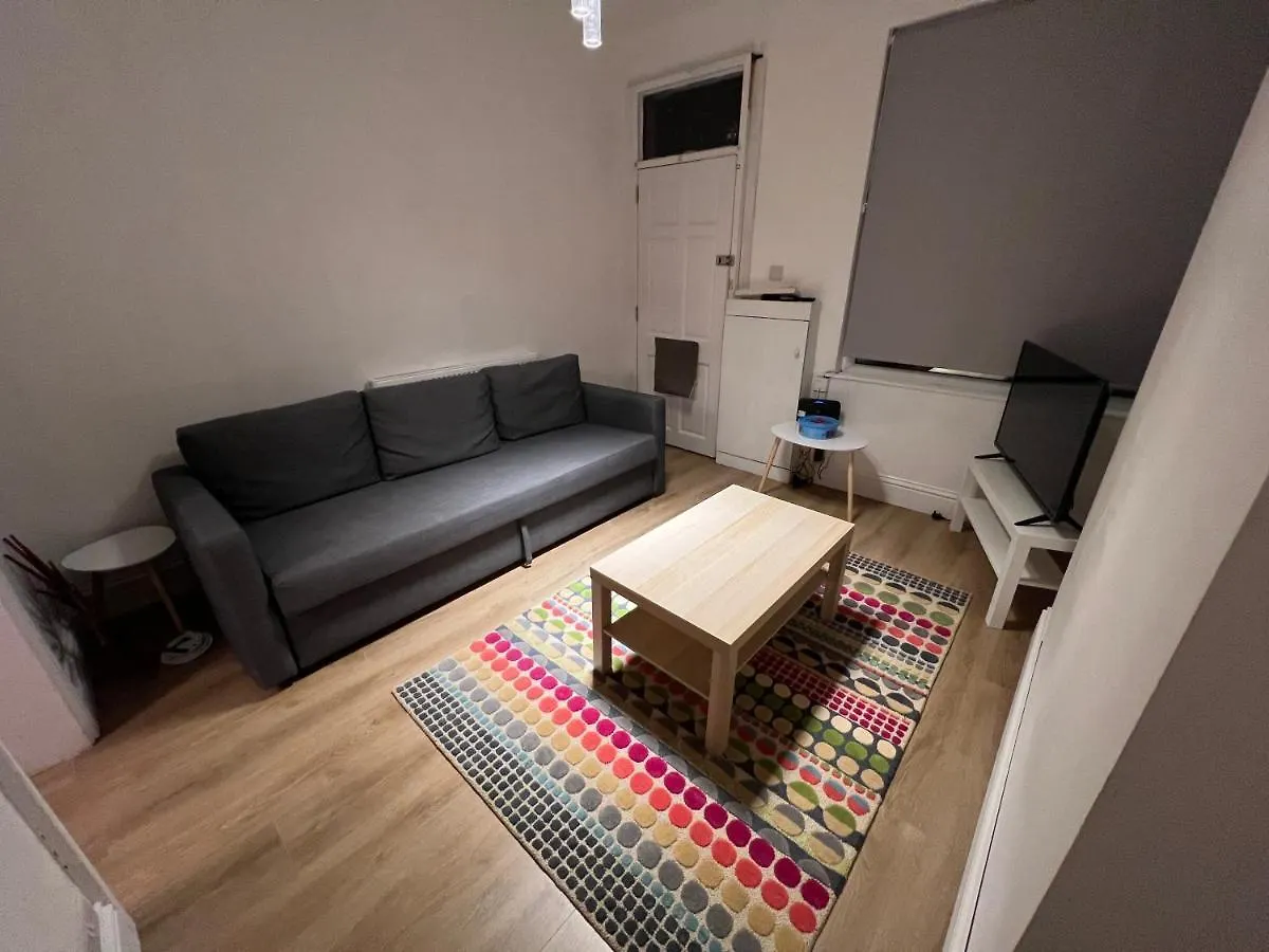 Altrincham Terrace - 2 Bedroom House - Free Parking - Sleeps 6 - Near Tram Stop Manchester
