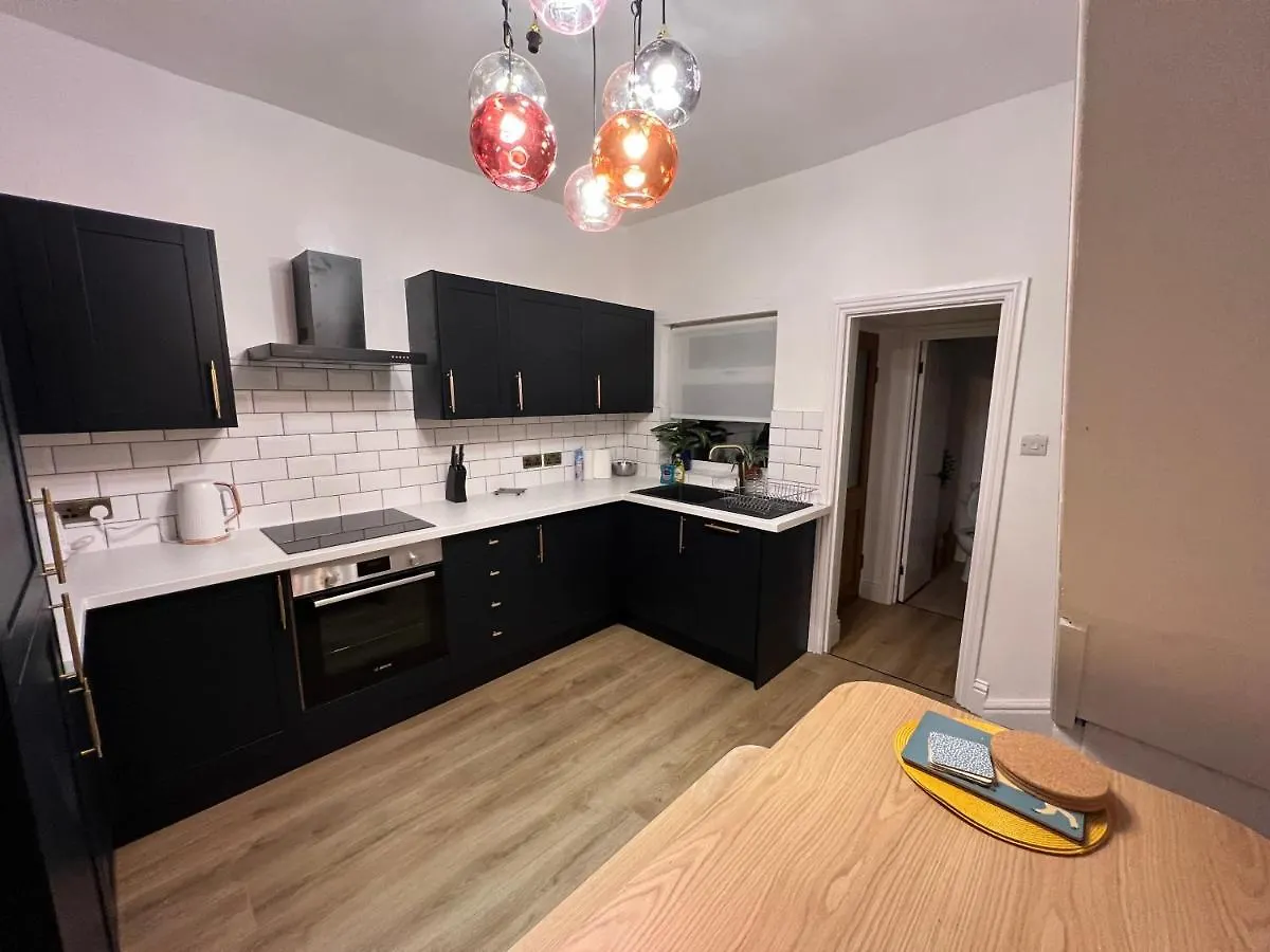 Holiday home Altrincham Terrace - 2 Bedroom House - Free Parking - Sleeps 6 - Near Tram Stop Manchester