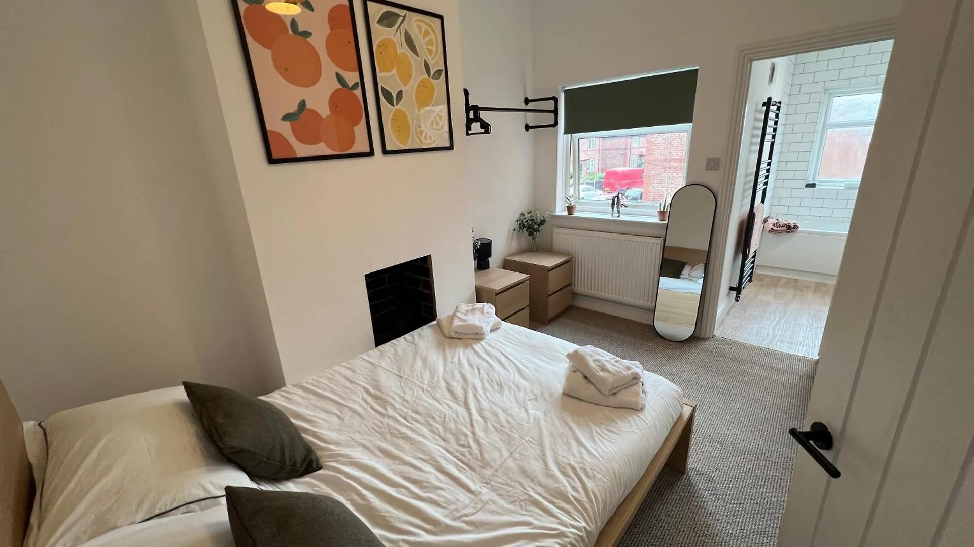 Altrincham Terrace - 2 Bedroom House - Free Parking - Sleeps 6 - Near Tram Stop Manchester 0*,
